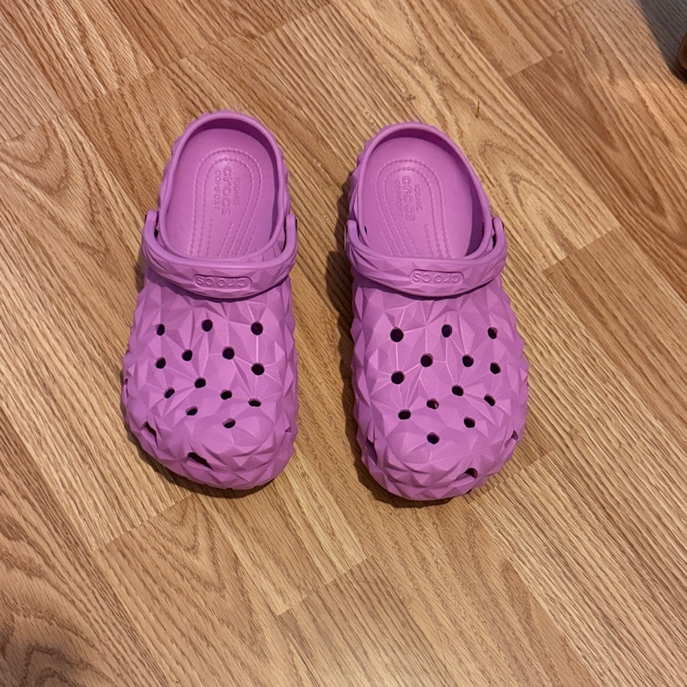 CROCS Women's Textured Pink Sandals - Picture 6 of 8